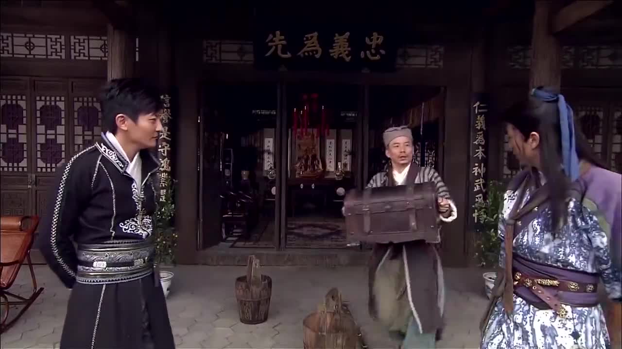 龙门镖局:陆三金给了白敬祺一把枪,让以便他防身用,青橙很担心