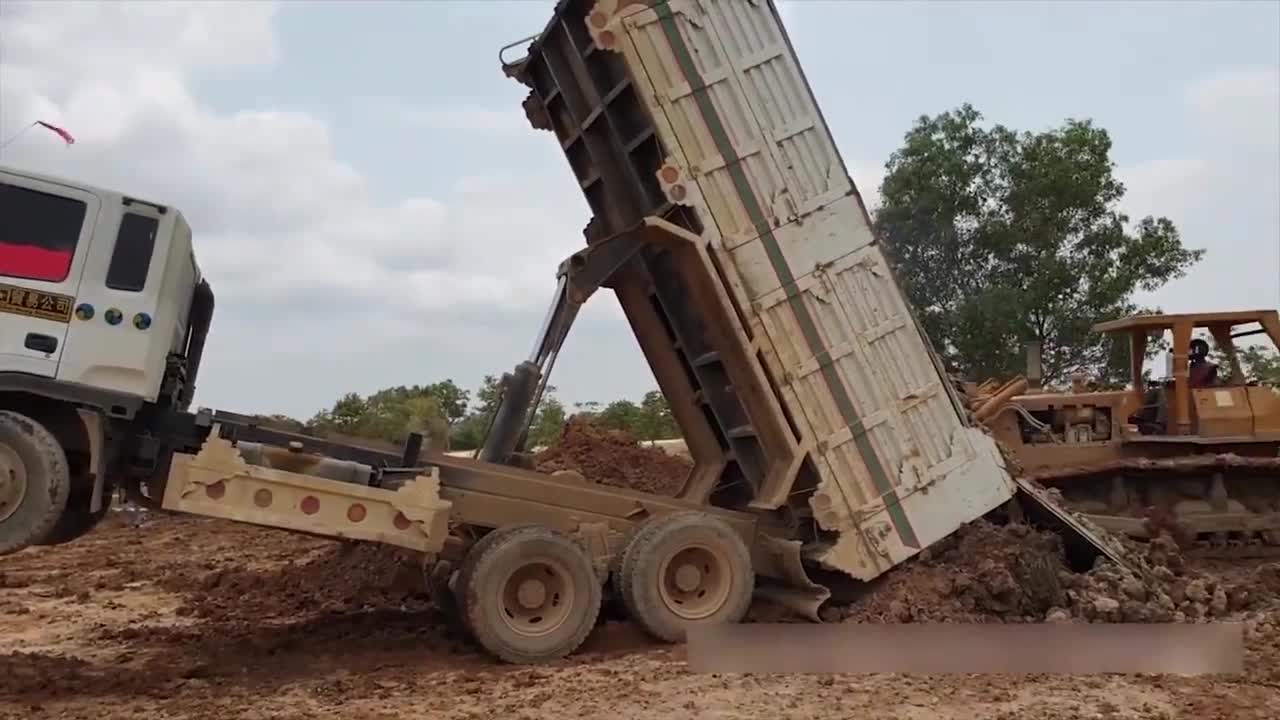 自卸卡车倾倒泥土失败,车头都翘起来了