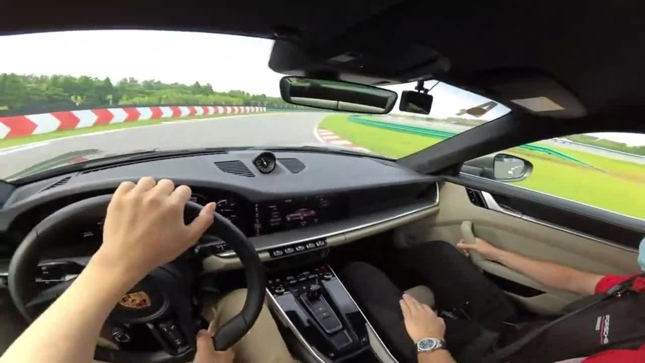 0tw12发动机,要的就是极致! 为您推荐: 富二代开的超跑"大眼