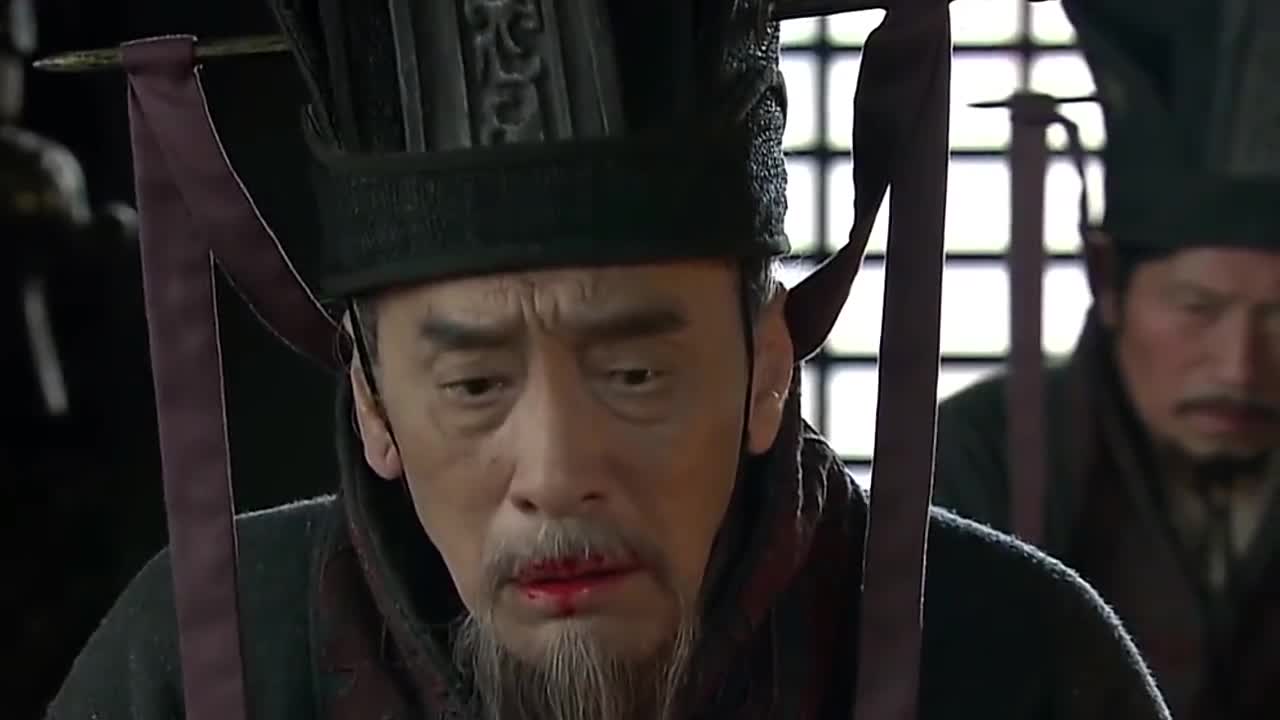 王允寻死觅活的,貂蝉好言相劝,一听吕布来了,王允:扶我起来!