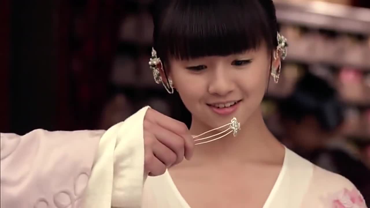 马公子给婴宁送发簪,子服当场吃醋,婴宁还不知所然