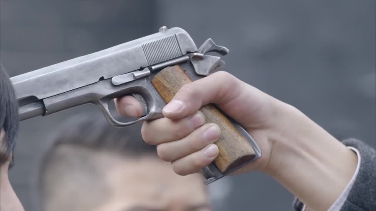 男子用枪指着队友,没想到队友的一番话,竟然让男子落泪了