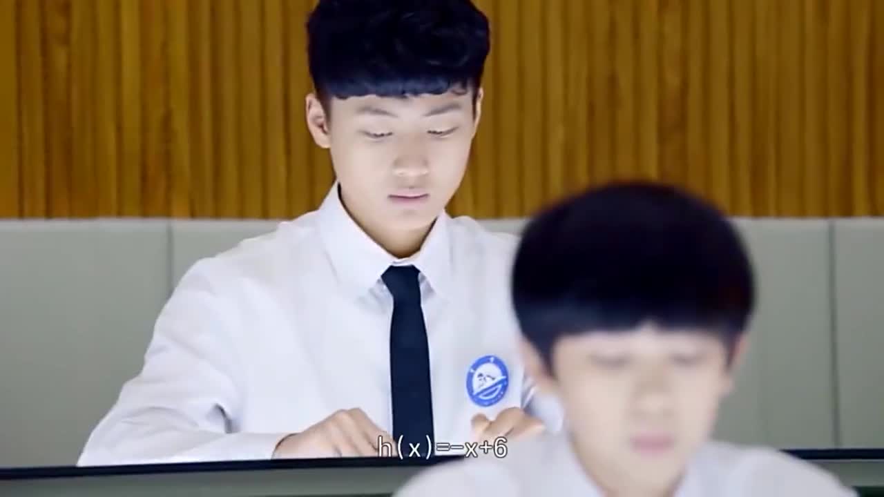 老师在上课,夏常安却在开小差,结果被老师批评了 为您推荐: 隋玉被