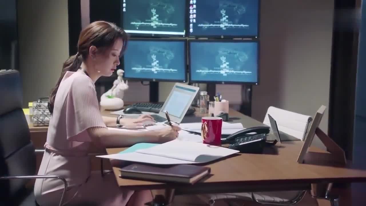 00:00 13:57 13:57 为您推荐: 高冷总裁在办公室看文件,女秘书穿着同