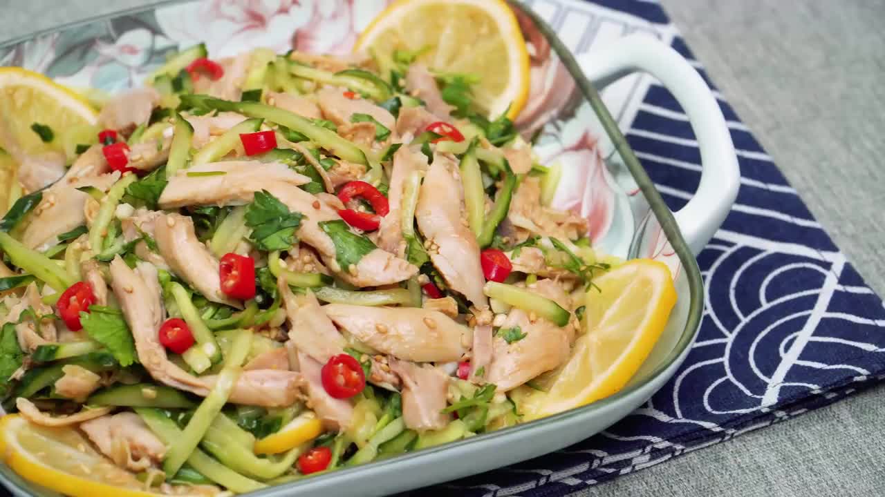 夏季减脂餐,滑嫩酸爽的柠檬手撕鸡,解馋不怕胖,满满一盘不够吃