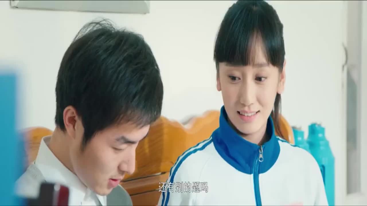 蒋年年用周末教的方法去问张平问题,可惜张平全程都没看她