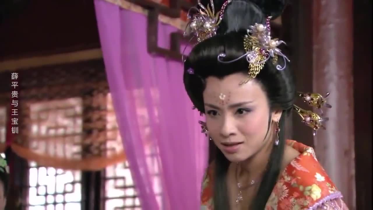 王金钏被银钏狂鞭打苏龙看了怒发冲冠教训一顿刁蛮女