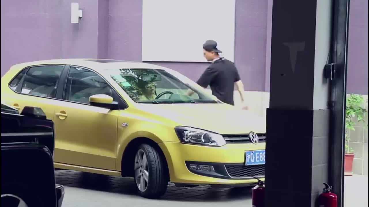 欢乐颂:曲筱绡困得要死,一上车倒头就睡,这哥们也太仗义了