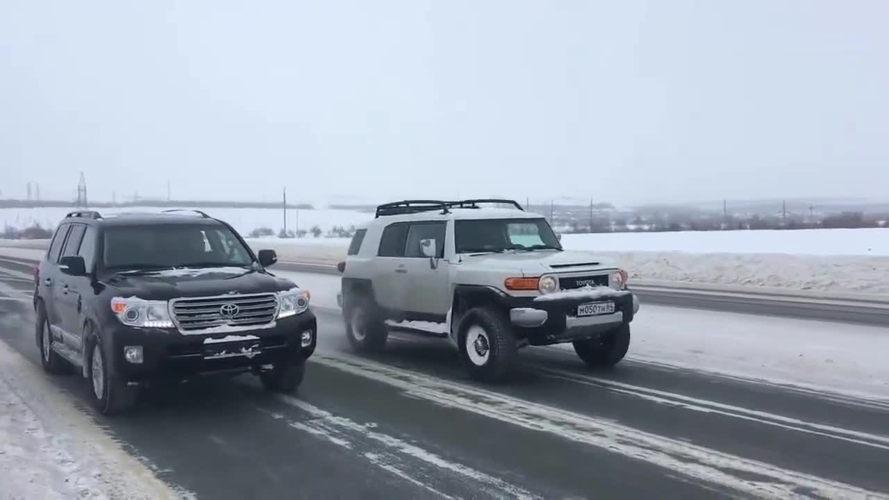 丰田普拉多vs兰德酷路泽差距有多少?到雪地比一下加速就知道了