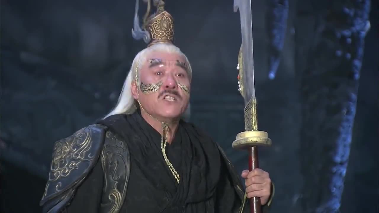 石敢当:碧游得到共工的神兵神水,一招就把黑袍冻住,直接秒杀