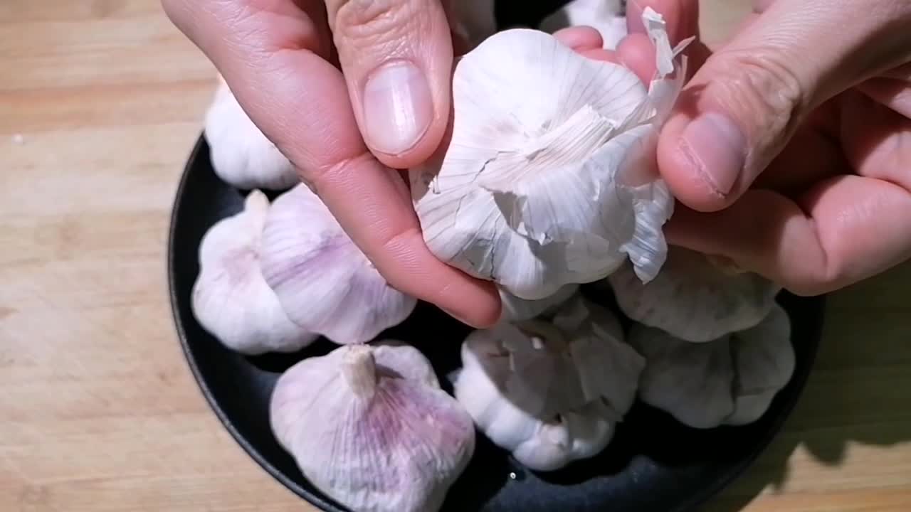 快速剥大蒜的小技巧,1分钟能剥好几头蒜,方法实用又简单收藏了