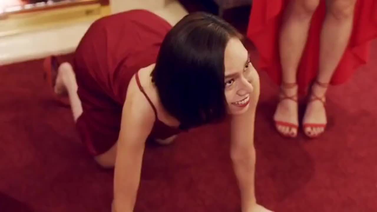 两个美女为了争女主角的位置最后趴在地上学狗叫给编剧看