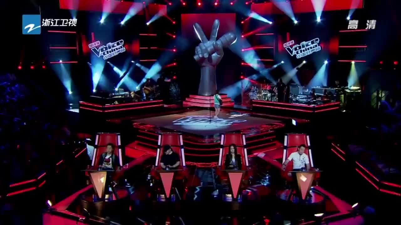 好声音:上来先拍了拍胸脯,这也太自信了,唱的那叫一个空灵!