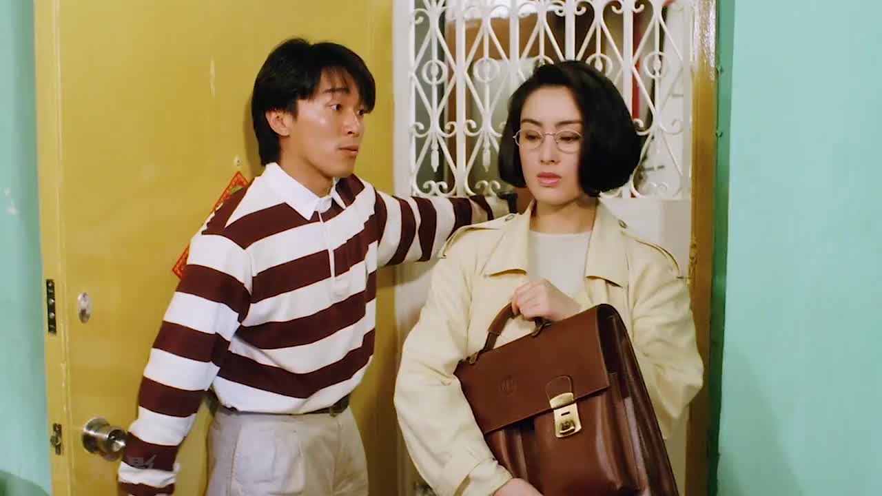 逃学威龙:星爷在老师面前吹"泡泡糖",太搞笑了,还能这么玩