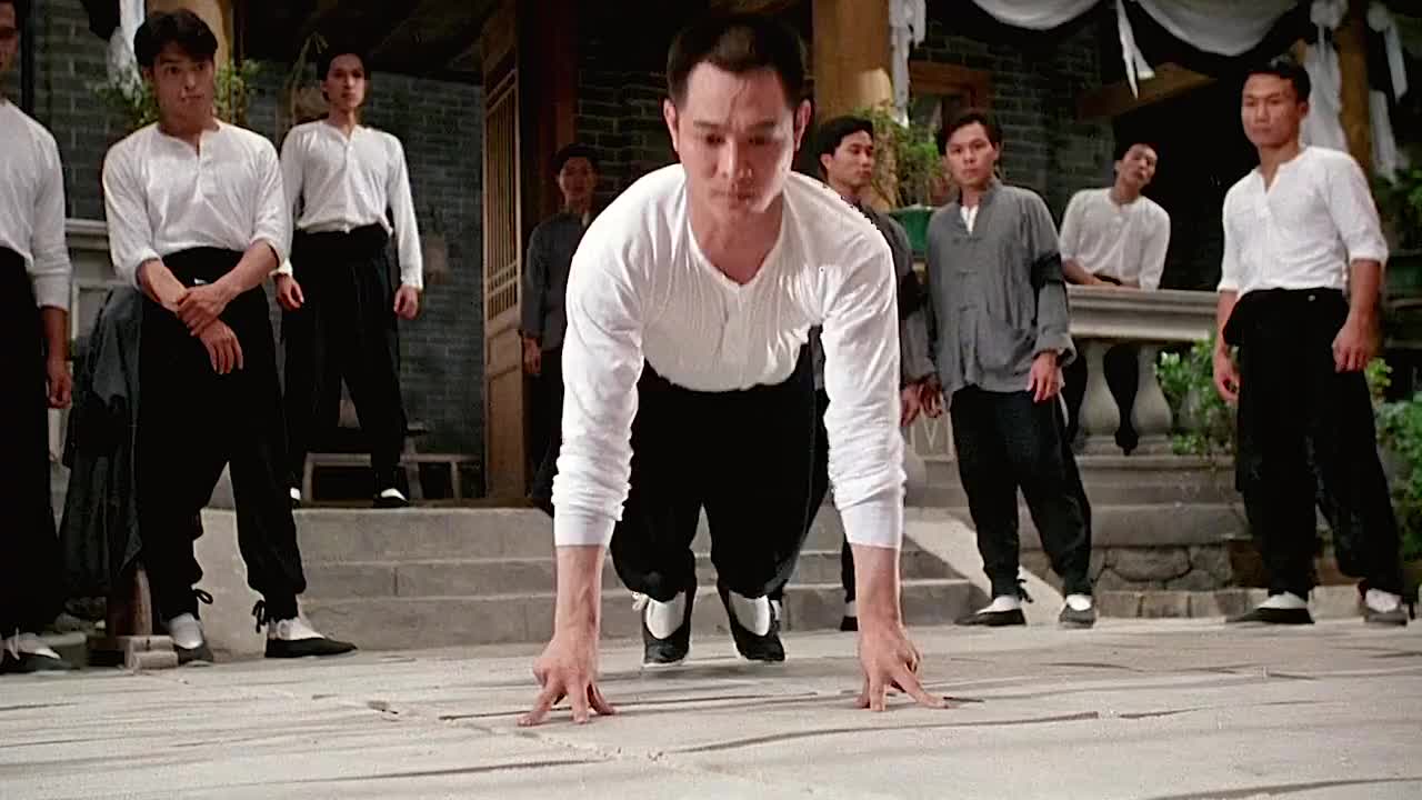 精武门:看看李连杰的体能巅峰,单手俯卧撑,有几个人能做到?