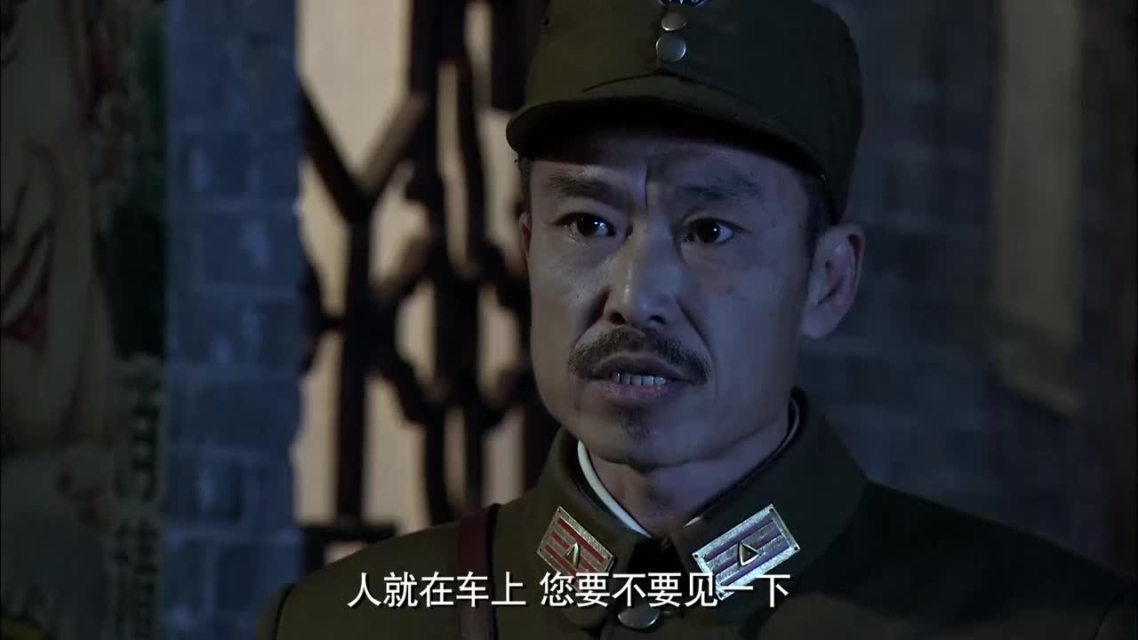 心疼 为您推荐: 舅舅不甘心被外甥女欺负,接下来的一幕,还是认怂了吧