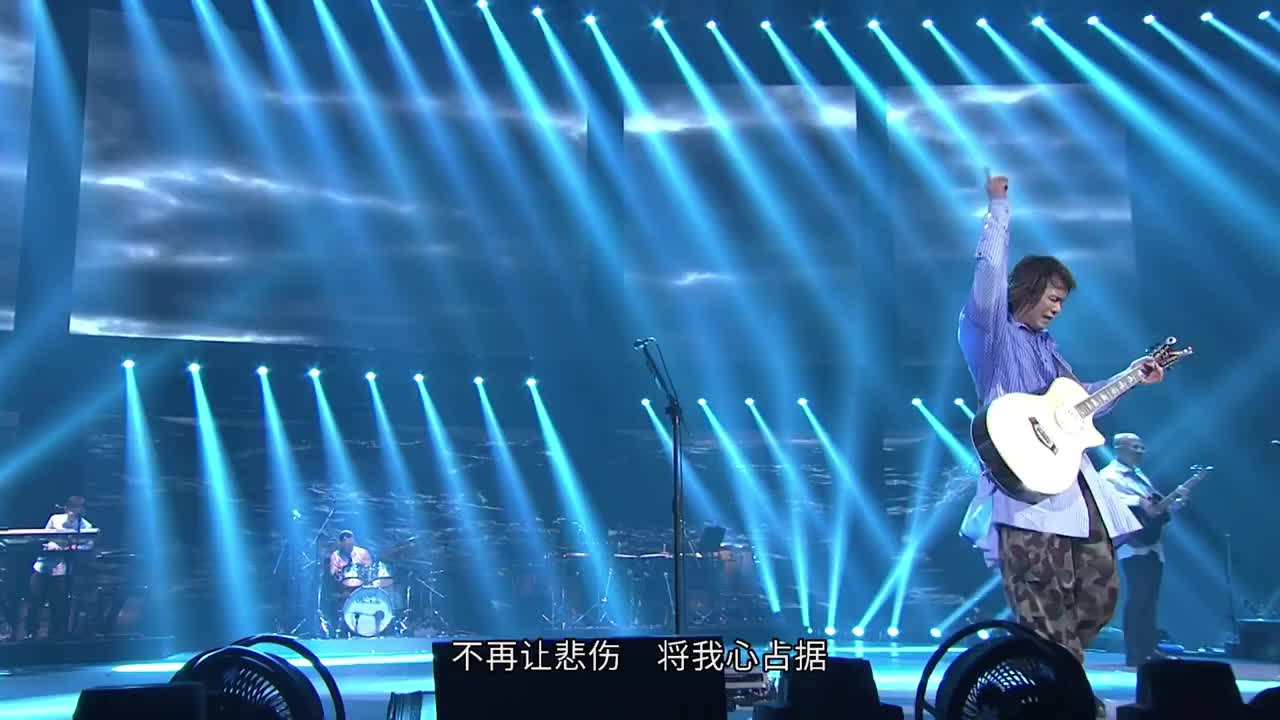 伍佰一开口全场就跟着大合唱 都是买票来演唱会唱歌的 伍佰 演唱会 新浪新闻