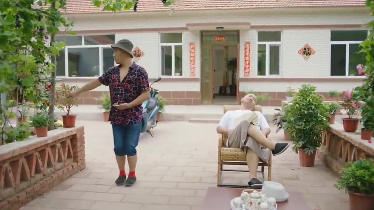 为您推荐: 乡村爱情11:队长争夺赛,宋富贵刘英娘妖娆斗舞,乐翻众村民