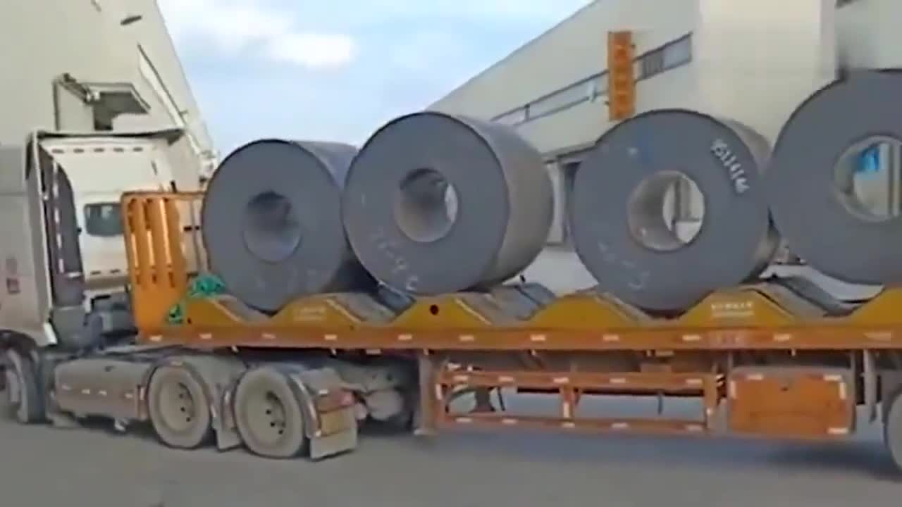 钢卷真重轮胎压没气不说货车腰都压弯不知道自己载重吗