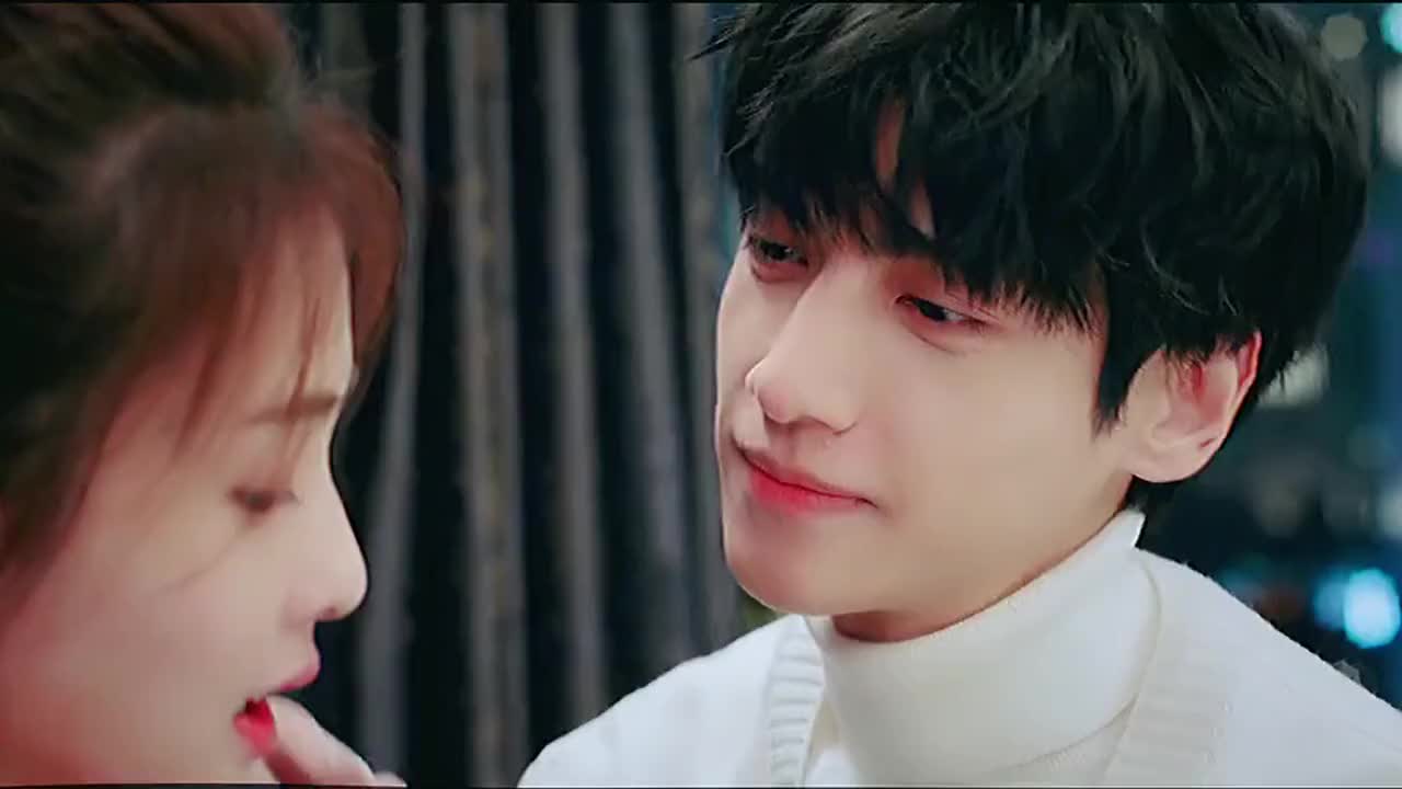 你能相信从上学一直整你的人是暗恋你吗,爱一个人眼神骗不了人.