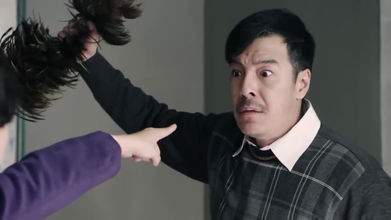 情满四合院:许大茂拿着鸡毛掸子要打人,京茹霸气:你敢!