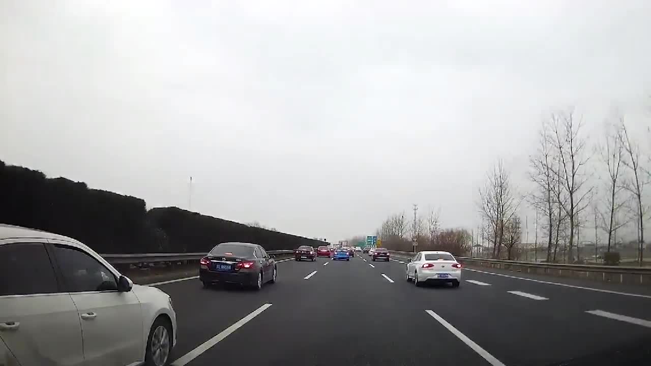 高速路上遇到司机如此开车我服了