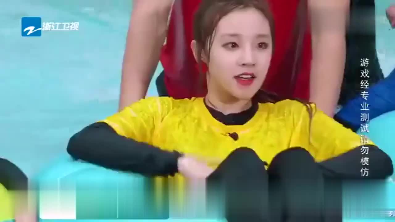 闫桉为了不让宋雨琦掉进水里把她圈住的样子简直男友力爆棚啦