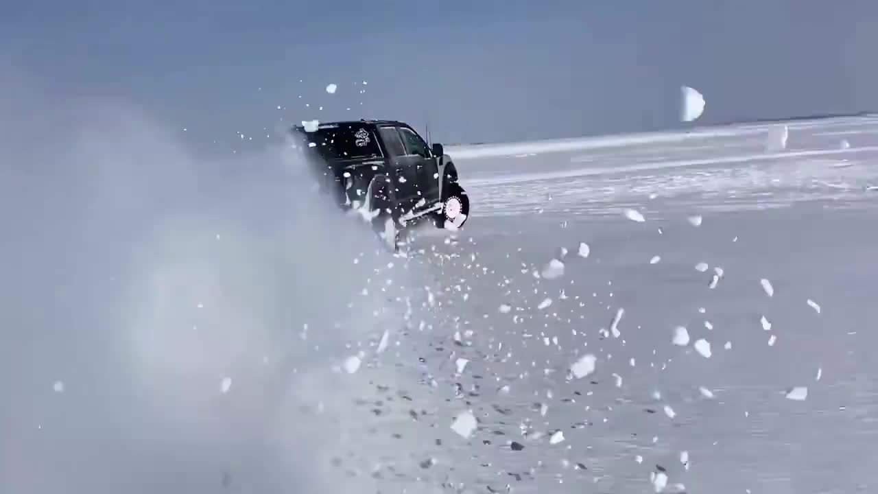 福特大猛禽雪地漂移就是猛