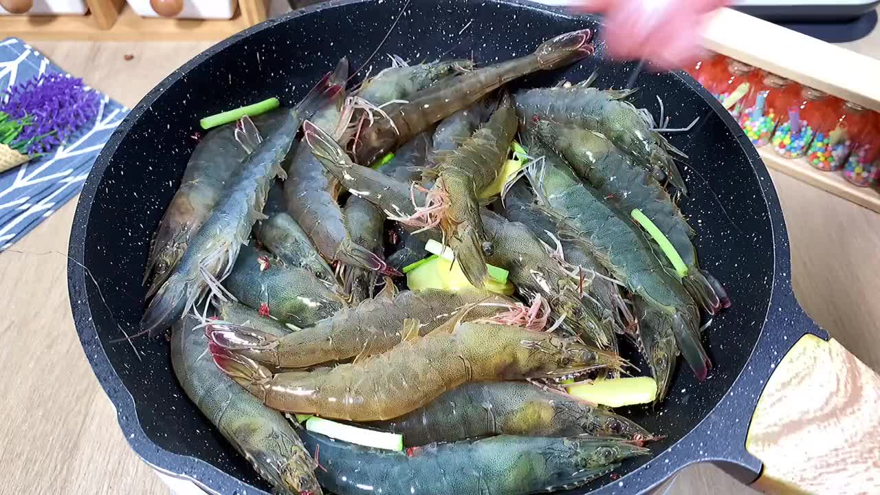 白灼大虾的正确方法，肉质鲜美有嚼劲！