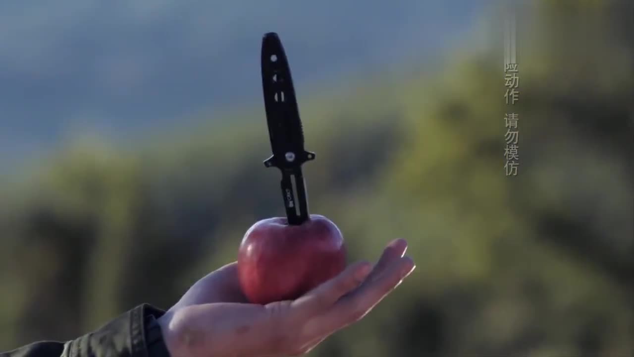 麻辣女兵汤小米不愿回去左轮只能来硬的扛起她就走