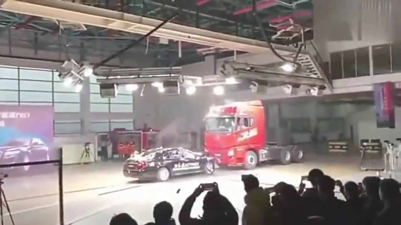 视频：红旗H7撞向大货车测试，轿车毫无残缺真是质量够硬