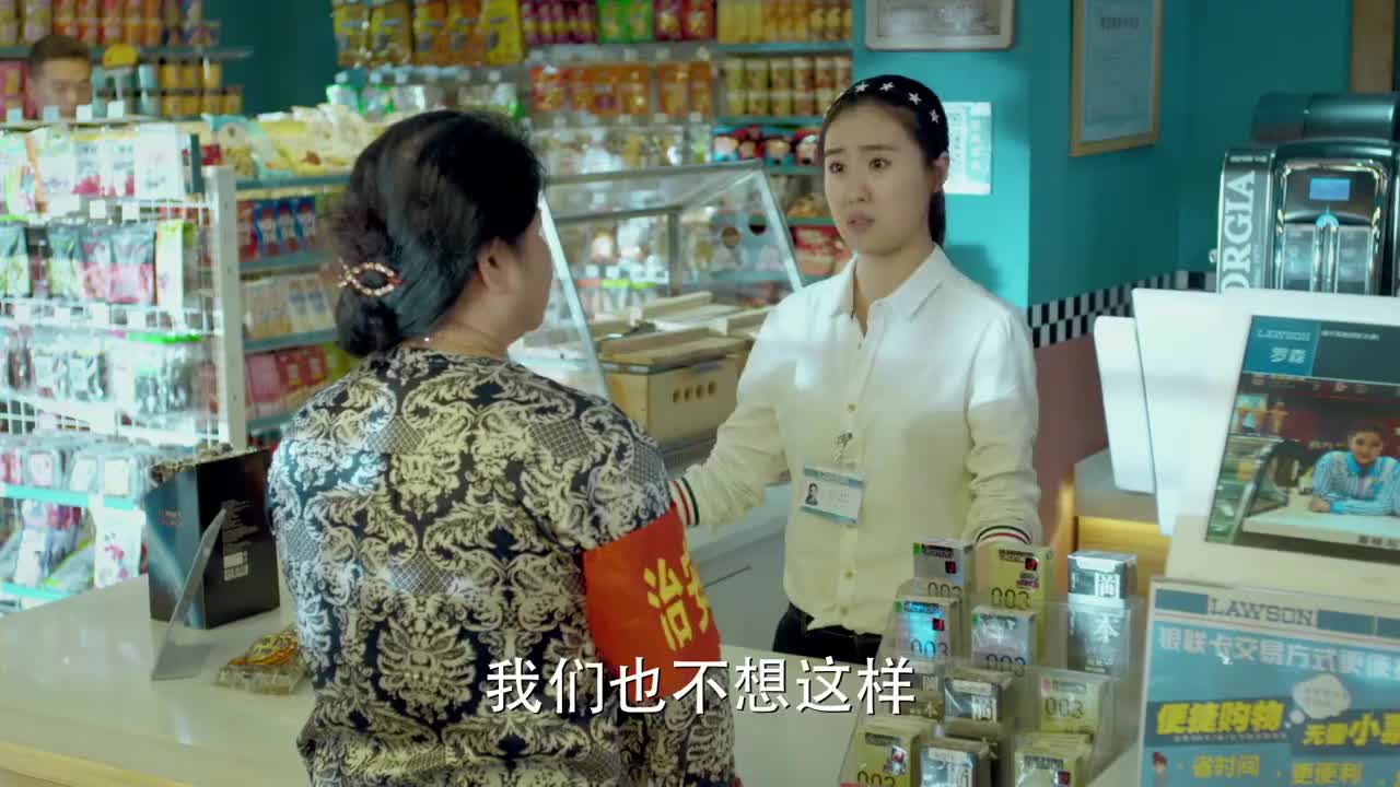 小丈夫姚澜进到库房一直盯着海报不知又在想什么