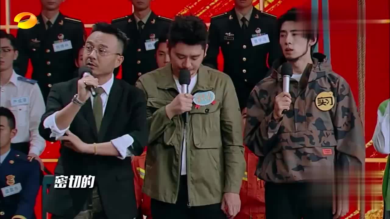 王一博：一博弟弟模拟塔台，还被北航小哥哥夸了，真厉害