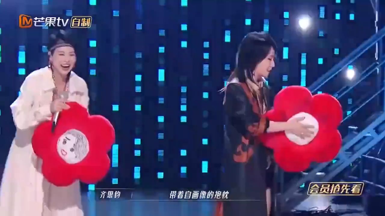 于文文拽姐名场面再添一个！单手插兜这块，气质拿捏稳稳了丨乘风