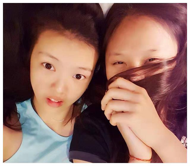 龚翔宇张常宁床上自拍素面朝天尽情嬉戏蓝色小背心吸睛