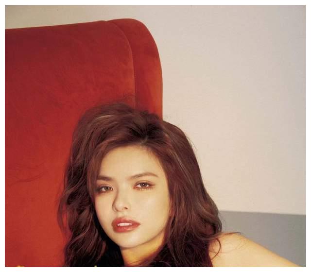 并获得大批粉丝,她就是naomi康雅馨,她在16岁开始就踏进模特行业,由于