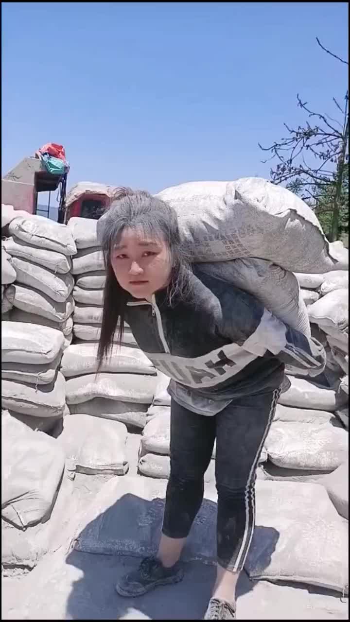 花季少女扛水泥,看着真让人心疼,不能换个工作吗?