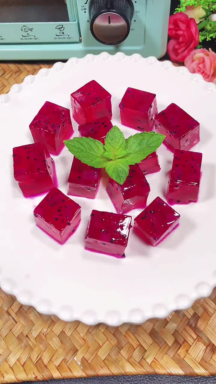 别在给孩子吃色素果冻了试试这个火龙果果冻吧简单又卫生