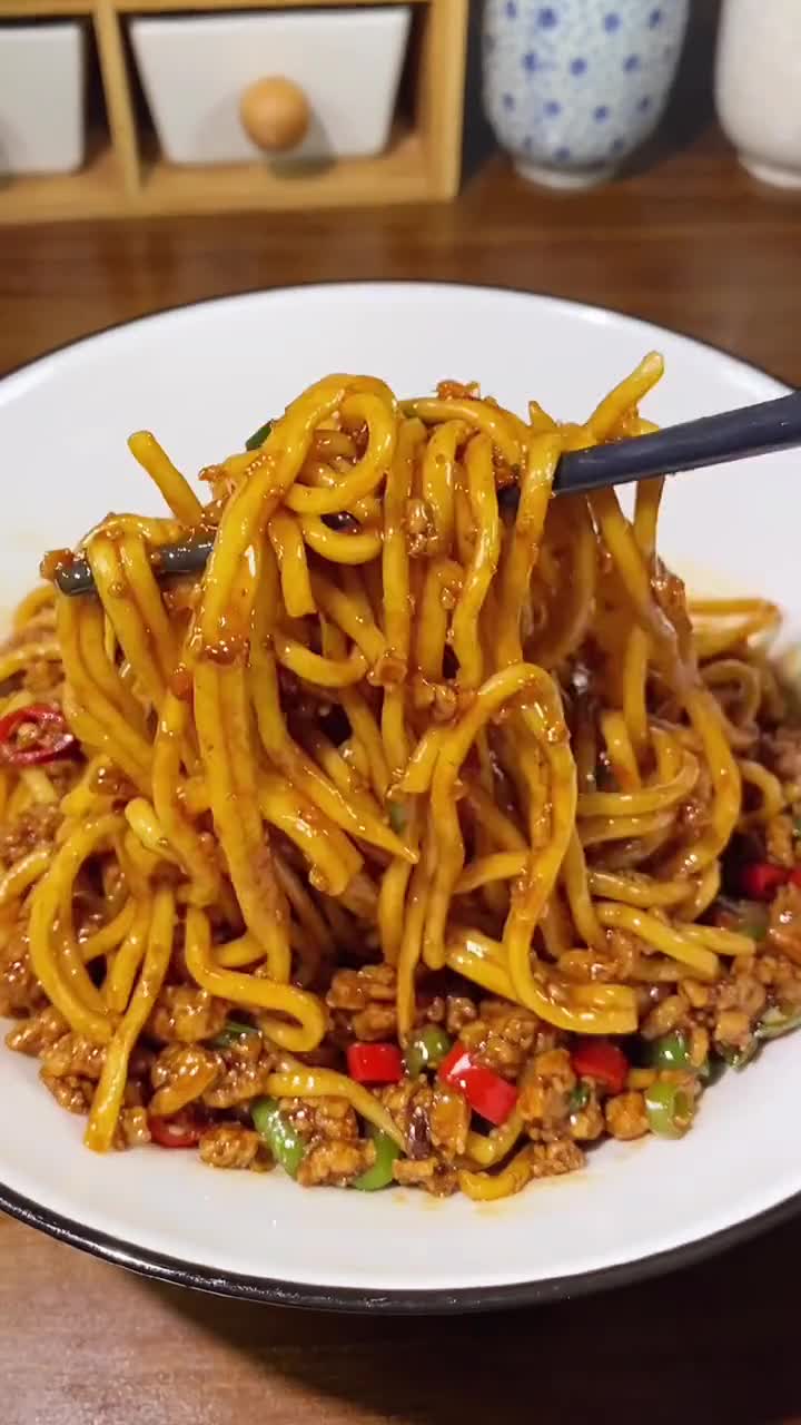 这是我家一个星期吃八次的肉沫拌面,老公每次吃两碗