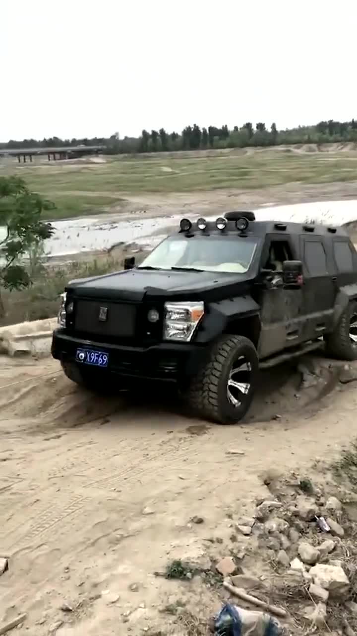 乔治巴顿这么大块头,爬坡竟上不去还得丰田普拉多拖车!