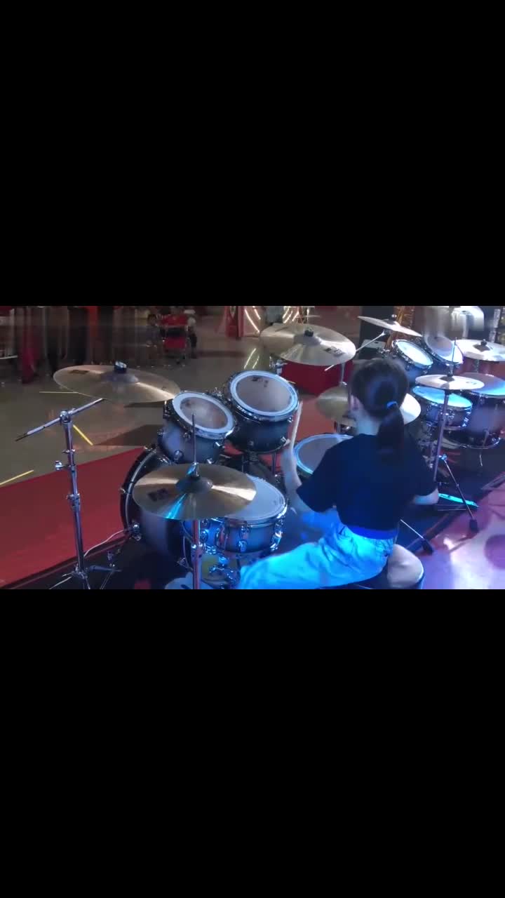 妞妞舞台架子鼓演奏《点歌的人》,背影帅气迷人,宝贝加油