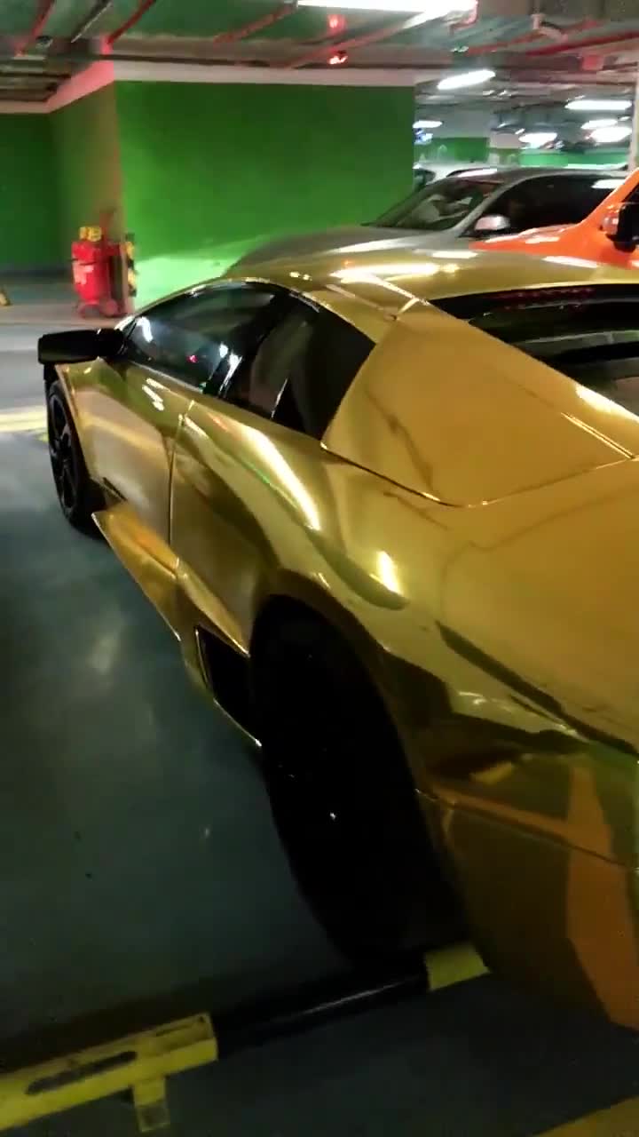 在停车场碰见一台黄金版的兰博基尼这车身真是帅呆了