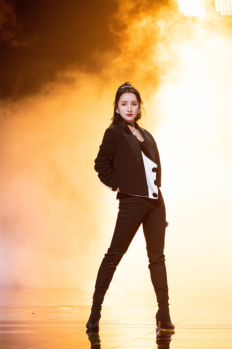 《乘风破浪的姐姐2》迎一公舞台 吕一酷飒出场气场全开引热议