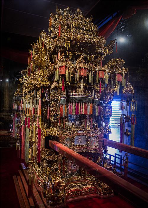 这才是古代花轿真实模样,花轿内堪比豪华房车,跟古装剧截然不同