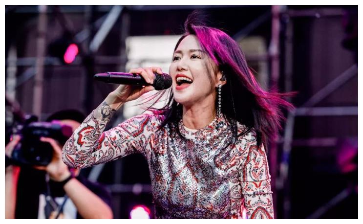 虽然谭维维把唱歌当作自己的主要工作,但是早年的谭维维也曾经尝试过