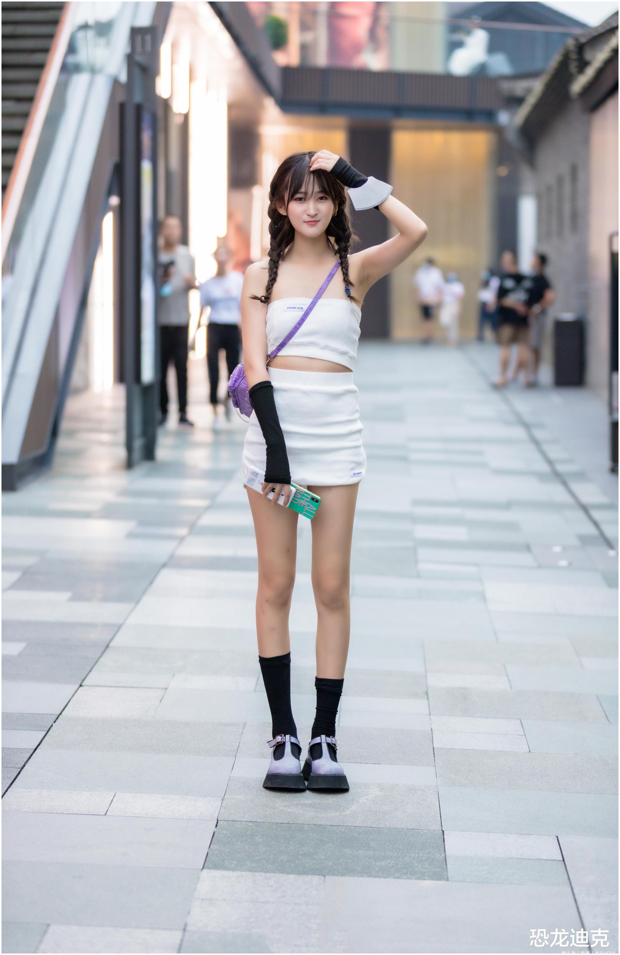 不秀美腿的夏天,对漂亮小姐姐们来说是不完整的