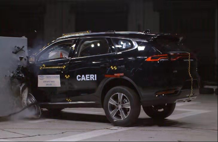 （上图为比亚迪唐碰撞画面）