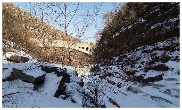 1月2日有网友探秘临朐的这条深沟看到了满山遍野的冰瀑