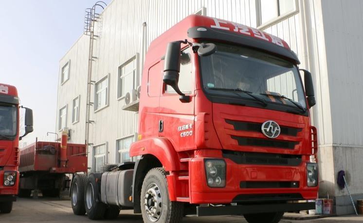 为什么成功男士都开红岩杰卡牵引车?全办完多少花费?