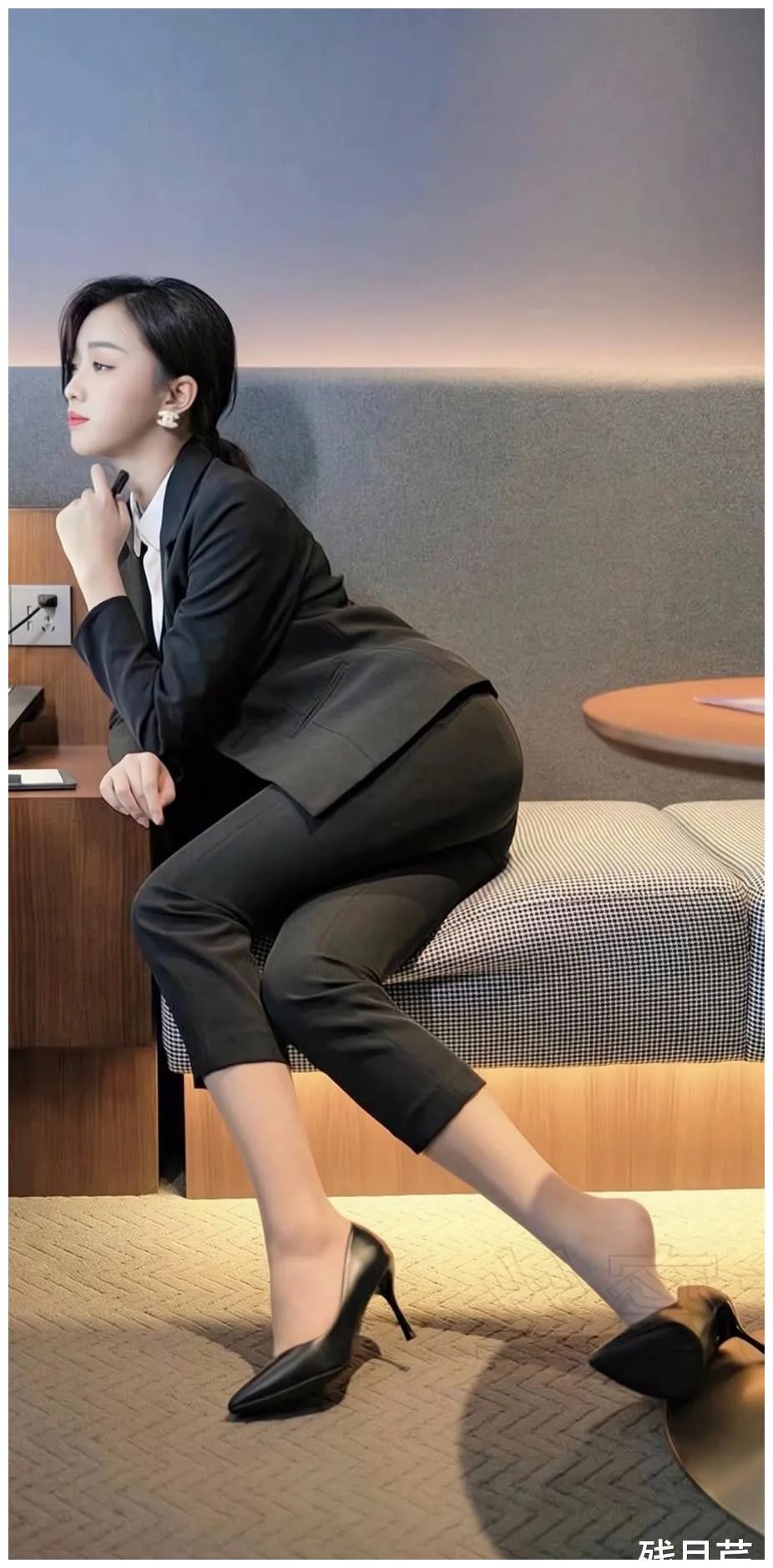 身穿西装的时尚女生